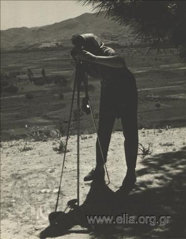 Αρχαιολογικός χώρος Φαιστού: η Maria Draper φωτογραφίζει στο άκρο του χώρου των ανακτόρων. Στο βάθος, ο κάμπος της Μεσσαράς.