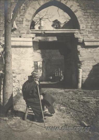 Γέροντας καθιστός έξω από την πύλη της Συλιμβέργας, Επταπύργιο.