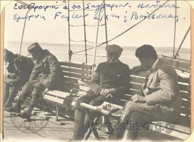 Ο Ελβετός συνταγματάρχης Fernand Feyler, ανταποκριτής της εφημερίδας Journal de Geneve, και ο φωτογράφος Frederic Boissonnas παίζουν σκάκι κατά την επιστροφή τους στη Σμύρνη από το Μέτωπο.