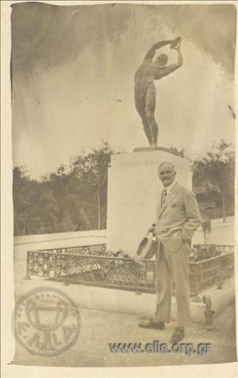 Ο Σπύρος Ματσούκας μπροστά στον Δισκοβόλο στο Ζάππειο.