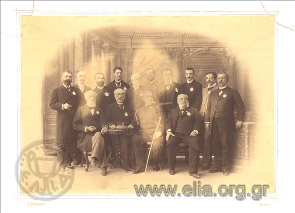 Η επιτροπή της Δεξιώσεως των Ολυμπιακών Αγώνων του 1896. Καθιστοί από αριστερά, Τιμ. Φιλήμων, Αναστ. Κυριακός, Ιφικράτης  Κοκκίδης,  Ν. Χαντζόπουλος. Όρθιοι από αριστερά,  Περ. Βαλαωρίτης, ...,  Κ. Κουτσαλέξης,  ..., Μικιός Λάμπρος, Περ. Ιερόπουλος, Αναστ. Χρηστομάνος,  Άγγελος Μεταξάς,  Ζαφείριος Μάτσας, Δαίρπφελδ.