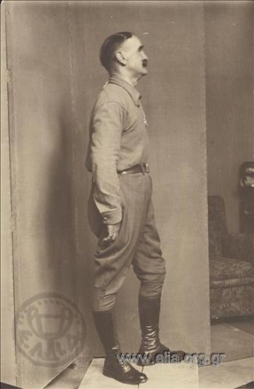 Ο Σπύρος Ματσούκας ποζάρει στο ατελιέ του Κώστα Δημητριάδη. Ολόσωμο προφίλ.