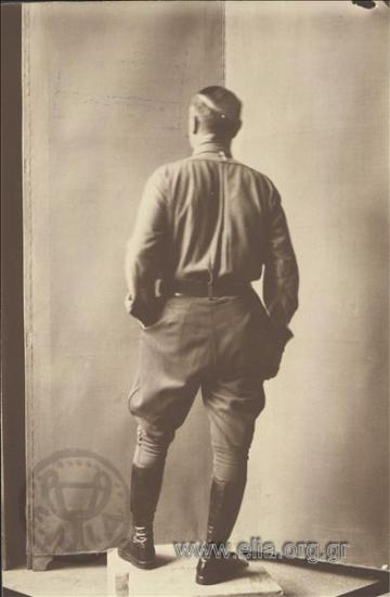 Ο Σπύρος Ματσούκας ποζάρει στο ατελιέ του Κώστα Δημητριάδη.