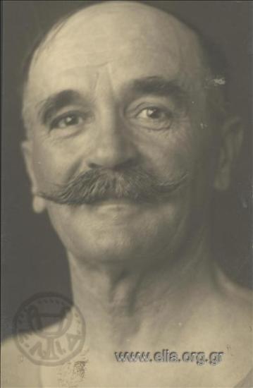 Ο Σπύρος Ματσούκας ποζάρει στο ατελιέ του Κώστα Δημητριάδη.