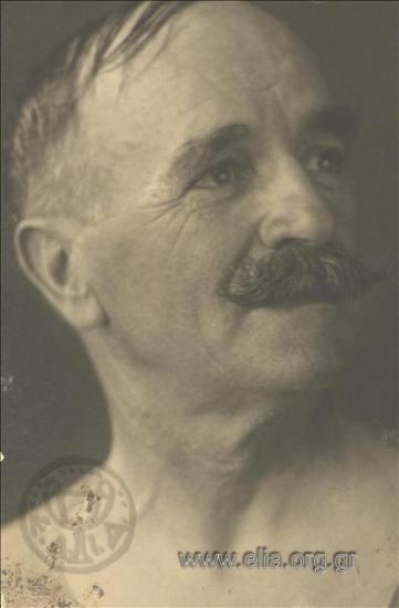 Ο Σπύρος Ματσούκας ποζάρει στο ατελιέ του Κώστα Δημητριάδη. Πρόσωπο.