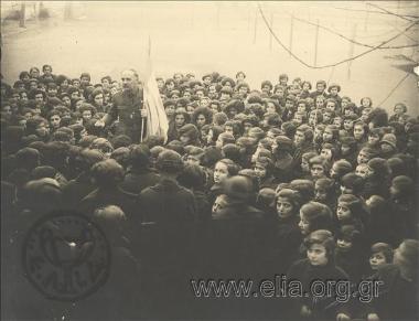 Ο Σπύρος Ματσούκας μιλά σε ακροατήριο κοριτσιών και νέων γυναικών πιθανόν μαθήτριες.