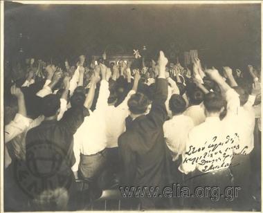 Ο Σπύρος Ματσούκας μιλά σε ακροατήριο ομογενών.