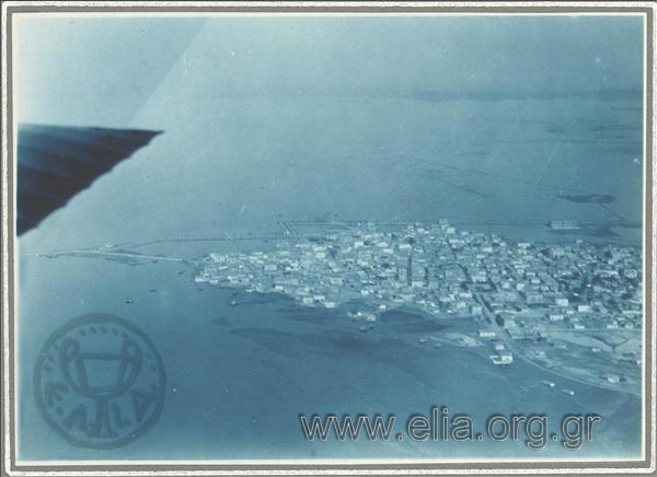 Παραθαλάσσιος οικισμός - λήψη από αεροπλάνο της Ελληνικής Εταιρίας Εναερίων Συγκοινωνιών.