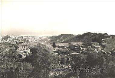 Το χωριό, στο βάθος ο Κορινθιακός κόλπος.