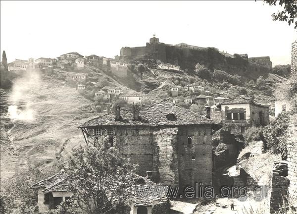 Άποψη του χωριού και του κάστρου.