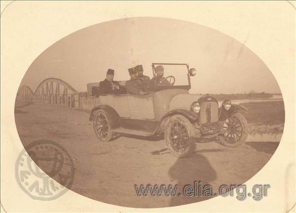 Μικρασιατική εκστρατεία, ο νομάρχης Μαγνησίας, Χουσνή, ο υπολοχαγός Δημήτριος Γεωργόπουλος και ο αντισυνταγματάρχης Φιλίππου σε αυτοκίνητο.