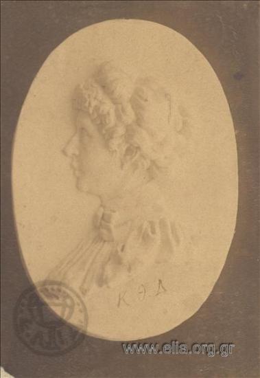 Medal bearing a female portrait in relief. Work by Kostas Dimitriadis.