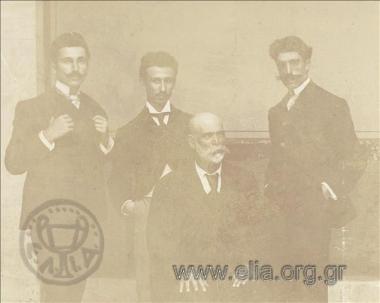 Ο γλύπτης Κώστας Δημητριάδης με συμφοιτητές (;) και καθηγητή (;).