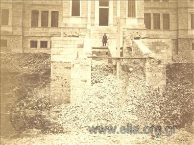 Άνδρας στην είσοδο κτιρίου υπό κατασκευή.