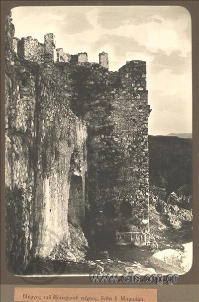 Πύργος του εξωτερικού τείχους, όπου βρίσκεται και ρωμαϊκή λάρνακα με ανάγλυφες Βακχίδες (Μαρμάρα).