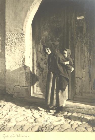 Ηλικιωμένη και παιδί σε δρόμο της πόλης.