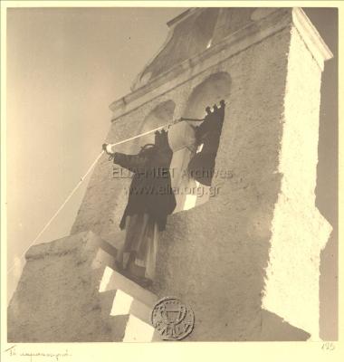 Γερόντισσα στο καμπαναριό μονής.