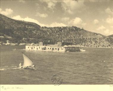 Η είσοδος του λιμανιού.