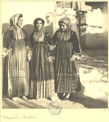 Νέες με παραδοσιακές ενδυμασίες.