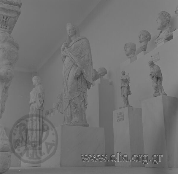 Εκθέματα αρχαιολογικού μουσείου: αγάλματα.