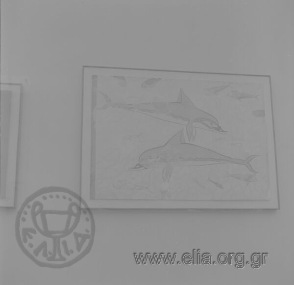 Εκθέματα αρχαιολογικού μουσείου: τοιχογραφία με παράσταση δελφινιών.