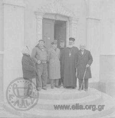 Ψαρά, ομαδικό πορτραίτο στην είσοδο εκκλησίας.