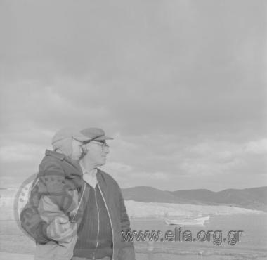 Ψαρά, στην παραλία: άνδρας και παιδί.