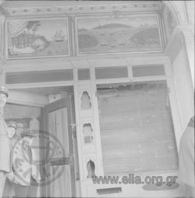 Τοιχογραφίες στο εσωτερικό του αρχοντικού της Βαρελτζίδαινας.Αριστερά μαθητές.