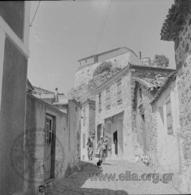 Δρόμος πίσω από το βράχο, διακρίνεται η εκκλησία της Παναγίας Πέτρας.