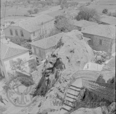 Άποψη από τον βράχο, διακρίνεται η εκκλησία του Αγίου Γεωργίου.