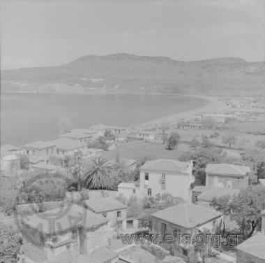 Άποψη από τον βράχο προς Βορρά. Στο βάθος η παραλία.