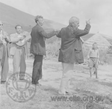 Σαρακατσάνικος γάμος. Στο κονάκι της νύφης. Χορεύει ο Ανδρέας Φερεντίνο, θείος της νύφης.