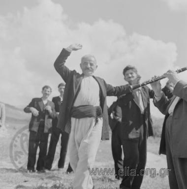 Σαρακατσάνικος γάμος. Στο κονάκι της νύφης. Χορεύει ο Ανδρέας Φερεντίνος, θείος της νύφης.