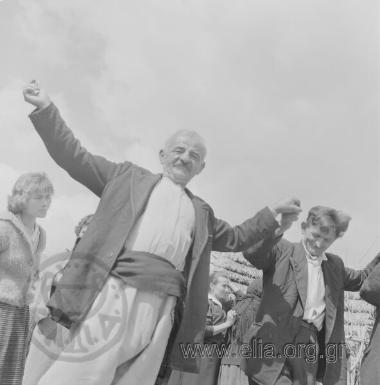 Σαρακατσάνικος γάμος. Στο κονάκι της νύφης. Χορεύει ο Ανδρέας Φερεντίνος, θείος της νύφης.