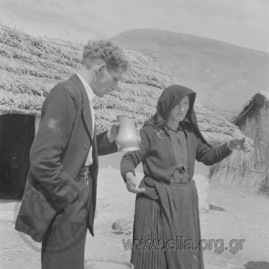 Σαρακατσάνικος γάμος. Στο κονάκι της νύφης. Ο Τέλης Γόγολος και η γυναίκα του.