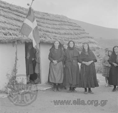 Σαρακατσάνικος γάμος.Ο φλάμπουρας στο  κονάκι της νύφης. Σοφία, Ανδρομάχη, και Τασούλα Φερεντίνου.