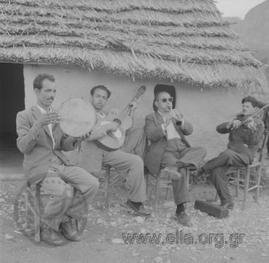 Σαρακατσάνικος γάμος. Οργανοπαίχτες στο κονάκι της νύφης.