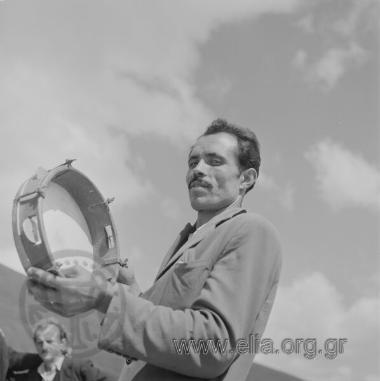 Σαρακατσάνικος γάμος. Στο κονάκι της νύφης. Οργανοπαίχτης.