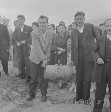 Σαρακατσάνικος γάμος. Στο κονάκι της νύφης.  Κουβάλημα κρασιού.