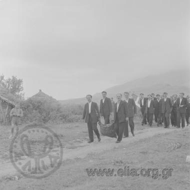 Σαρακατσάνικος γάμος. Στο κονάκι της νύφης. Κουβάλημα προικιών.