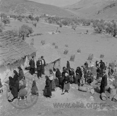 Σαρακατσάνικος γάμος. Η νύφη στο κονάκι του γαμπρού.
