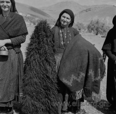 Σαρακατσάνικος γάμος.Τα προικιά. Πανωράια, μεγάλη αδελφή του γαμπρού.