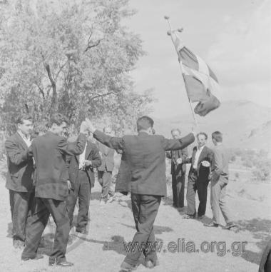 Σαρακατσάνικος γάμος.Ο γαμπρός χορεύει με το μπαϊράκι.