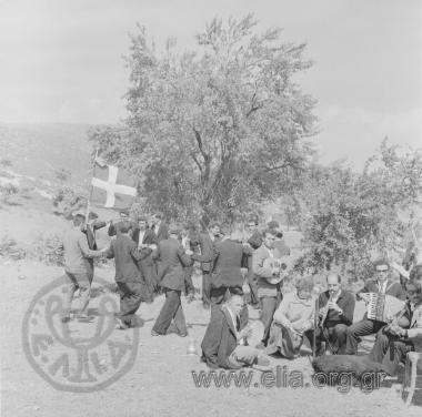 Σαρακατσάνικος γάμος.Ο γαμπρός χορεύει με το μπαϊράκι.