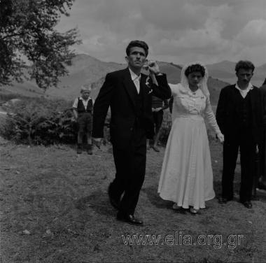 Σαρακατσάνικος γάμος. Ο γαμπρός  Χρήστος Σωτήρη Γόγολος σέρνει το χορό.