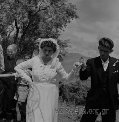 Σαρακατσάνικος γάμος. Η νύφη σέρνει το χορό.