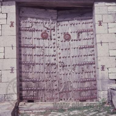 Ξύλινη πόρτα με καρφιά στην είσοδο κάστρου.