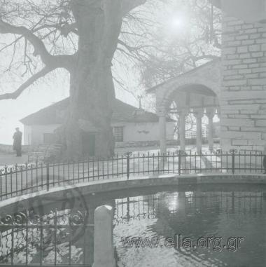 Μακρυνίτσα, στην κεντρική πλατεία. Δεξιά, ο ναός του Αγίου Ιωάννη του Προδρόμου.