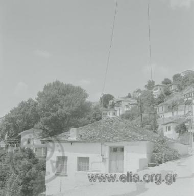 Μακρυνίτσα, λήψη προς την κεντρική πλατεία με τα πλατάνια. Αριστερά, το καφεζυθεστιατόριο 