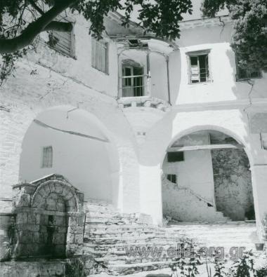 Μακρυνίτσα, στον περίβολο του ναού της Κοιμήσεως της Θεοτόκου.